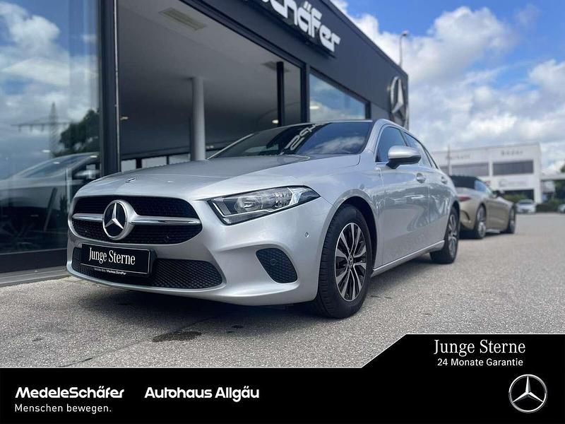 Iridiumsilber Gebraucht 2022 Mercedes A180 Business Limousine | 24.790 € (Fairer Preis) - Bild 1/4