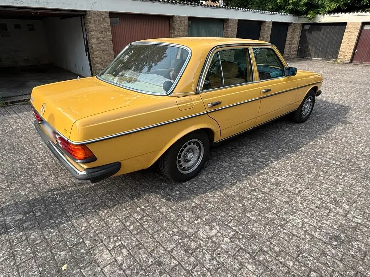 Gebraucht Mercedes 230 109 PS (80 kW) 1980 Gelb Limousine