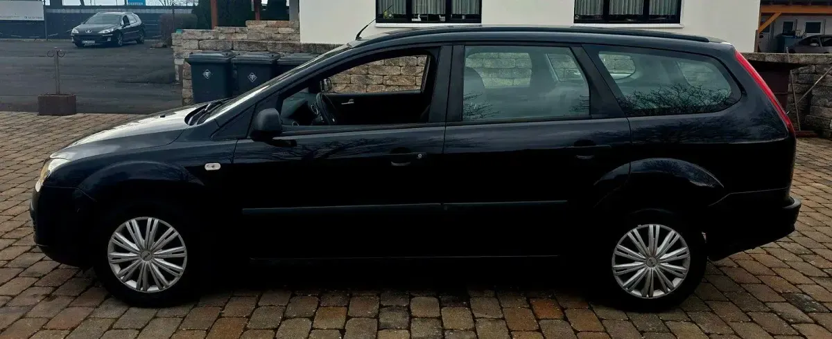 Używany Ford Focus 101 KM (74 kW) 2005 Czarny Sedan/Limuzyna