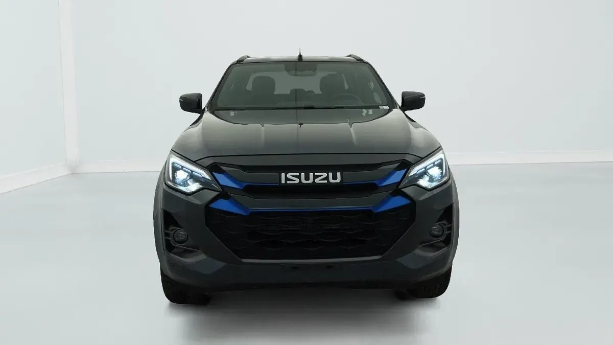 Gebraucht Isuzu D-Max 139 kW (190 PS) 2025 Grau (obsidian gray mica) Pickup