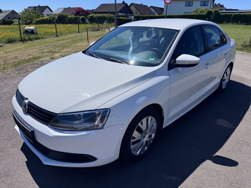 Weiß Gebraucht 2011 VW Jetta Trendline Limousine | 4.950 € (Etwas zu teuer) - Bild 1/4