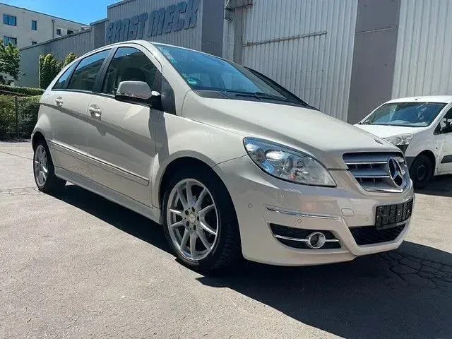 Gebraucht Mercedes B180 116 PS (85 kW) 2011 Weiß Van / Kleinbus