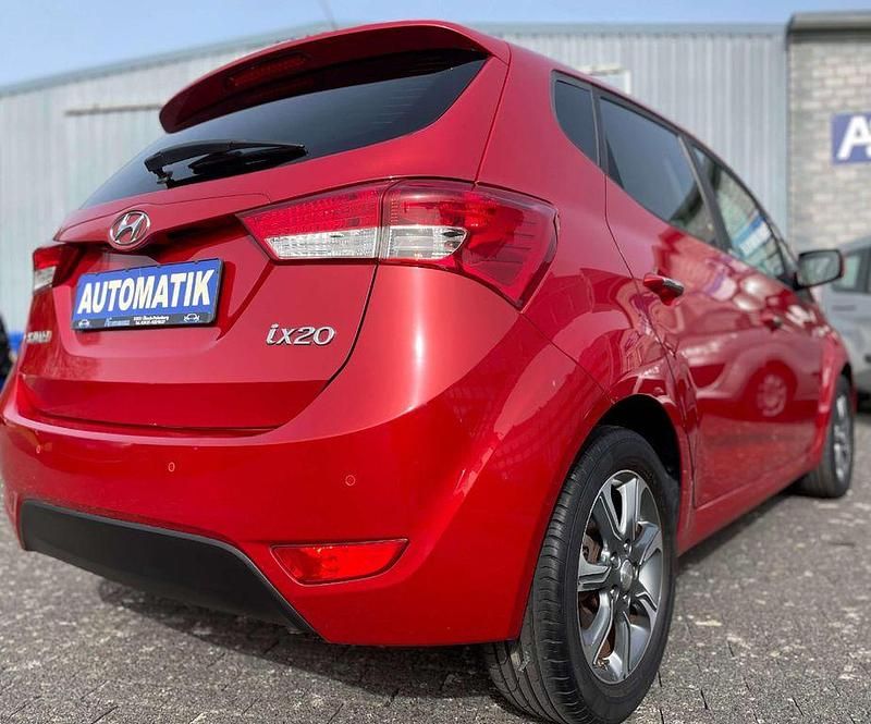 Gebraucht Hyundai ix20 125 PS (91 kW) 2016 Ultimate red / mic Kleinwagen
