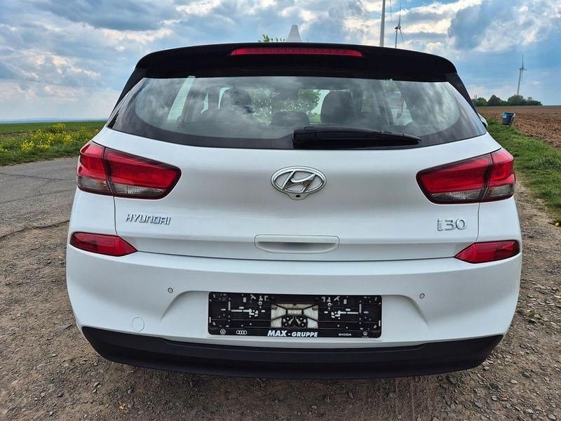 Gebraucht Hyundai i30 Select 99 PS (72 kW) 2018 Weiß Limousine