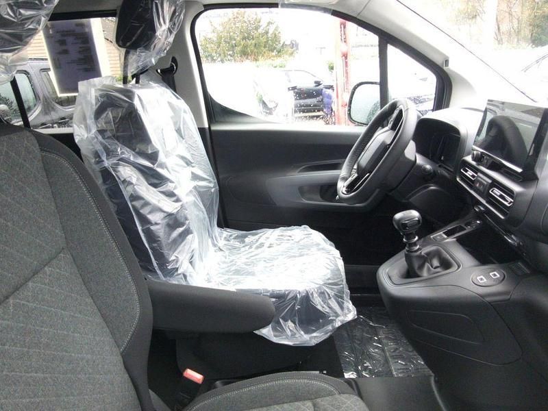 Neu Opel Combo Life 131 PS (96 kW) 2026 Gruen Van / Kleinbus