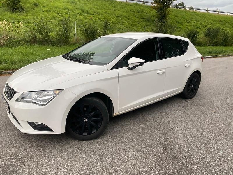 Weiß Gebraucht 2017 Seat Leon Limousine | 4.950 € (Guter Preis) - Bild 1/4