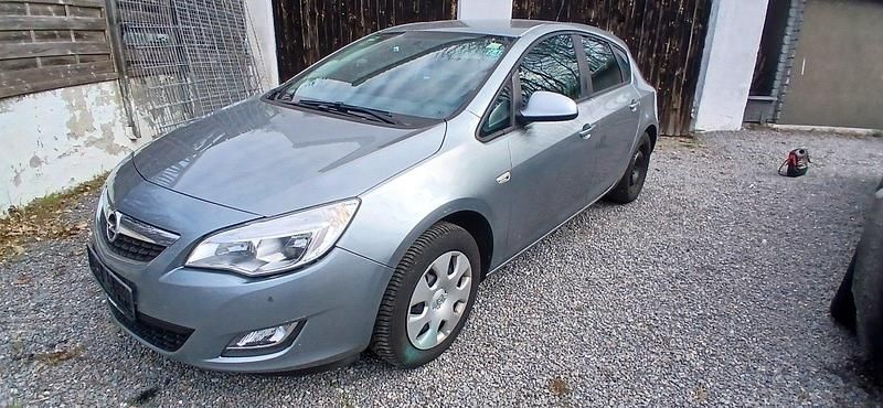 Silber Gebraucht 2010 Opel Astra Limousine | 2.250 € - Bild 1/4