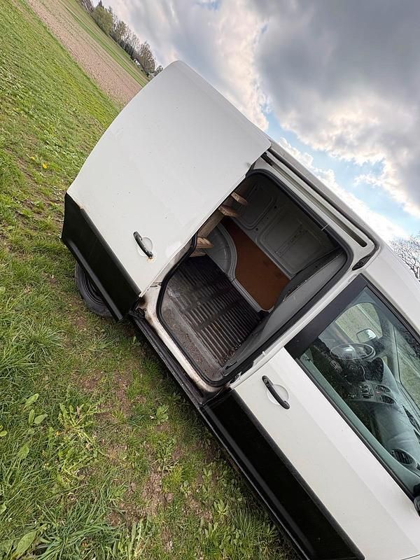 Second-hand VW Caddy 63 CP (46 kW) 2004 Alb Monovolum