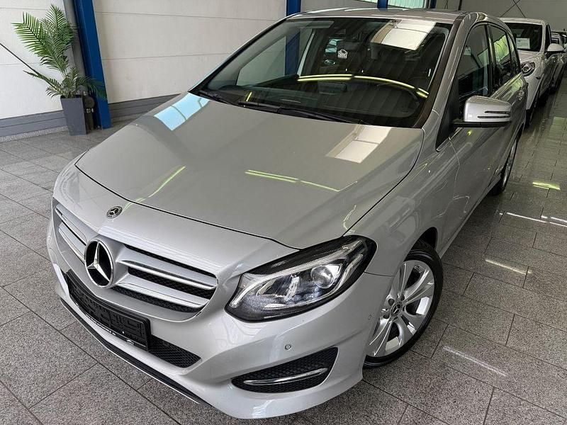 Silber Gebraucht 2018 Mercedes B180 Style Van / Kleinbus | 14.690 € (Fairer Preis) - Bild 1/4