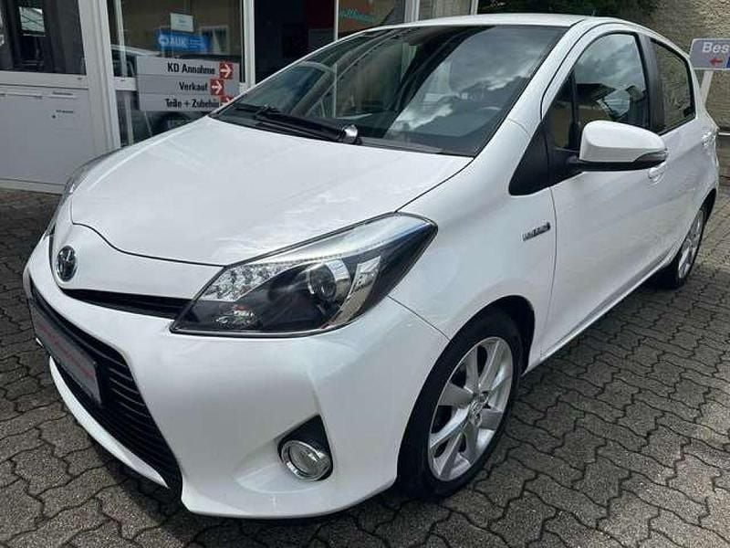 Super (pure) white ii Gebraucht 2013 Toyota Yaris Hybrid Club Kleinwagen | 9.990 € (Fairer Preis) - Bild 1/4