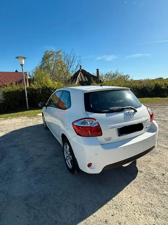 Brugt Toyota Auris 99 HK (72 kW) 2010 Hvid Hatchback