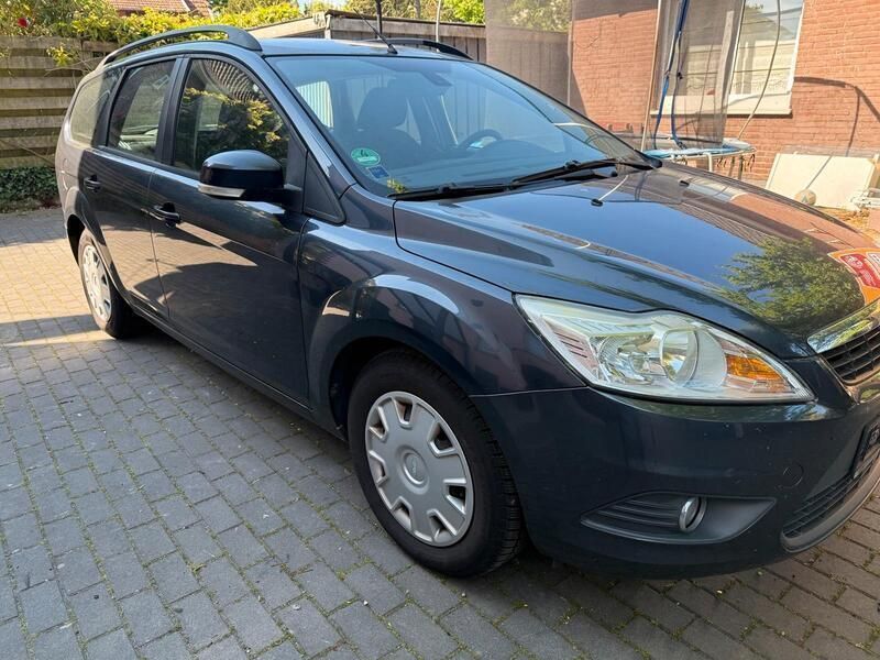 Grau Gebraucht 2010 Ford Focus Kombi | 4.490 € (Fairer Preis) - Bild 1/4