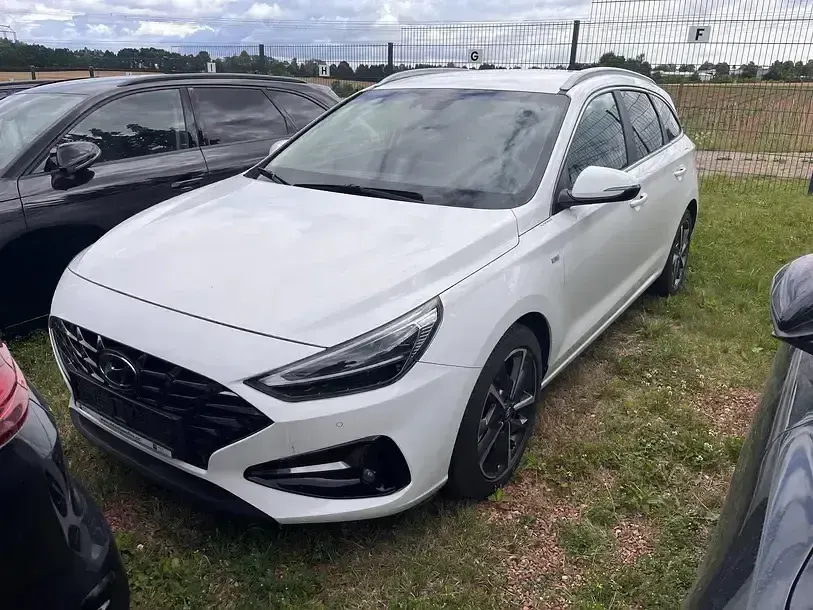 Gebraucht Hyundai i30 160 PS (117 kW) 2023 Atlas white / sol Kombi