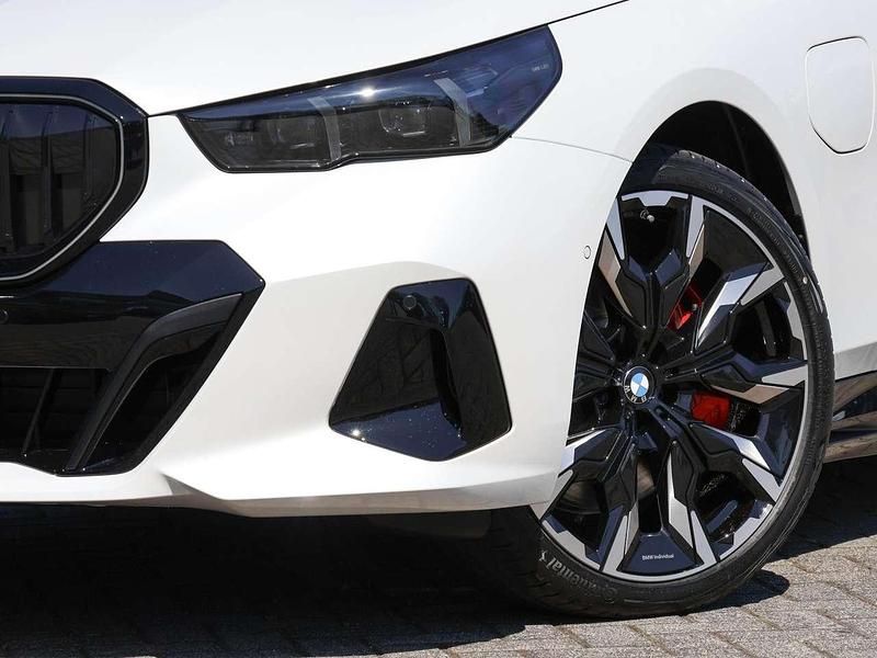 Neu BMW 550e M Sport 489 PS (359 kW) 2026 Mineralweiss Kombi