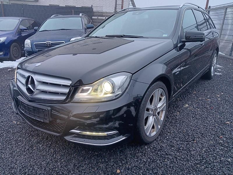 Obsidianschwarz metalliclack Gebraucht 2011 Mercedes C200 Avantgarde Kombi | 6.299 € (Fairer Preis) - Bild 1/4