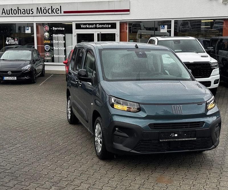 Neu Fiat Doblò 102 PS (75 kW) 2025 Blau Van / Kleinbus