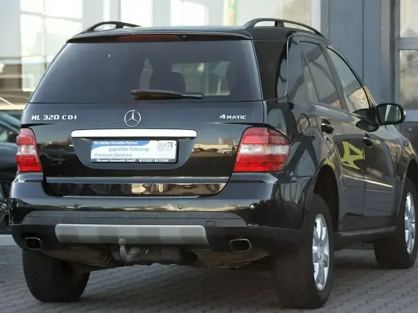 Gebraucht Mercedes ML320 224 PS (164 kW) 2008 Obsidianschwarz metallic (metallic) SUV