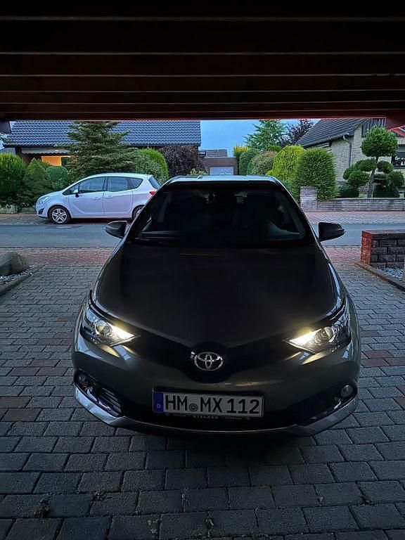 Grau Gebraucht 2019 Toyota Auris Team Limousine | 13.890 € (Fairer Preis) - Bild 1/4