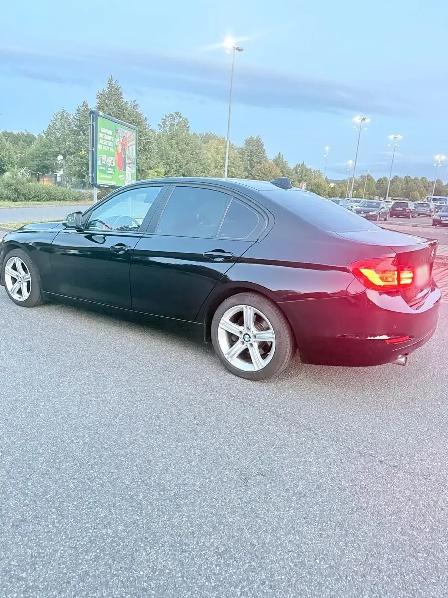Gebraucht BMW 316 Sport Line 136 PS (100 kW) 2012 Schwarz Limousine
