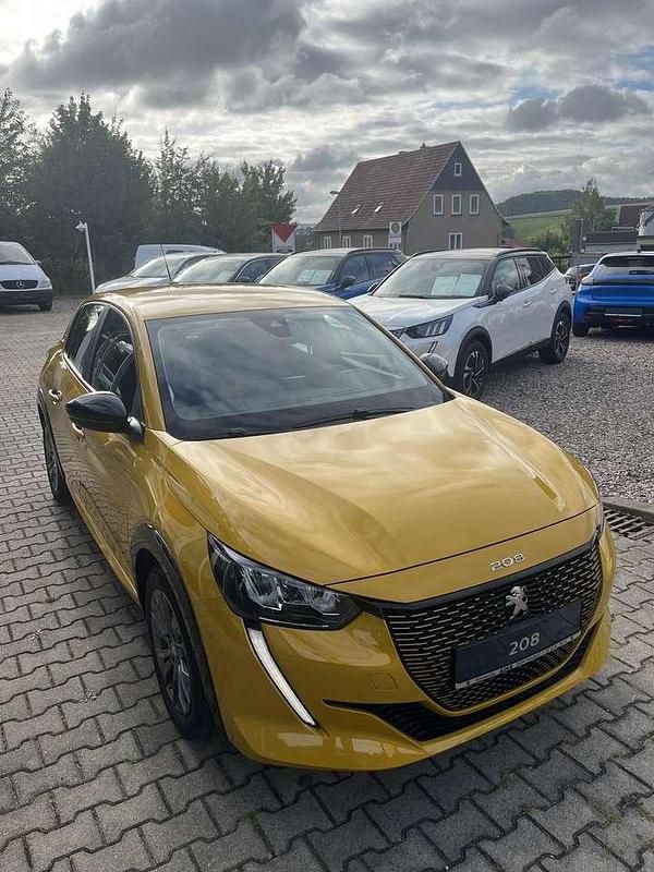 Gebraucht Peugeot e-208 100 kW (136 PS) 2022 Farogelb metallic Kleinwagen