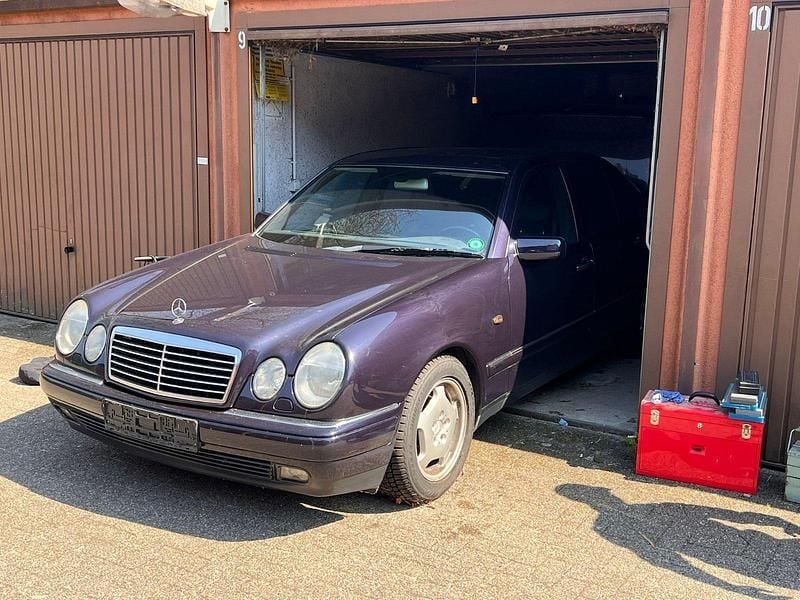Gebraucht Mercedes E280 Avantgarde 193 PS (141 kW) 1997 Violet Limousine