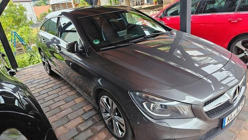 Grau Gebraucht 2016 Mercedes CLA180 AMG line Limousine | 16.500 € (Guter Preis) - Bild 1/3