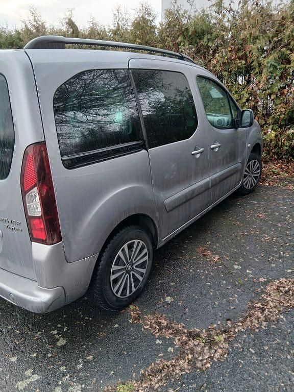 Silber Gebraucht 2016 Peugeot Partner Tepee Van / Kleinbus | 7.500 € (Fairer Preis) - Bild 1/3