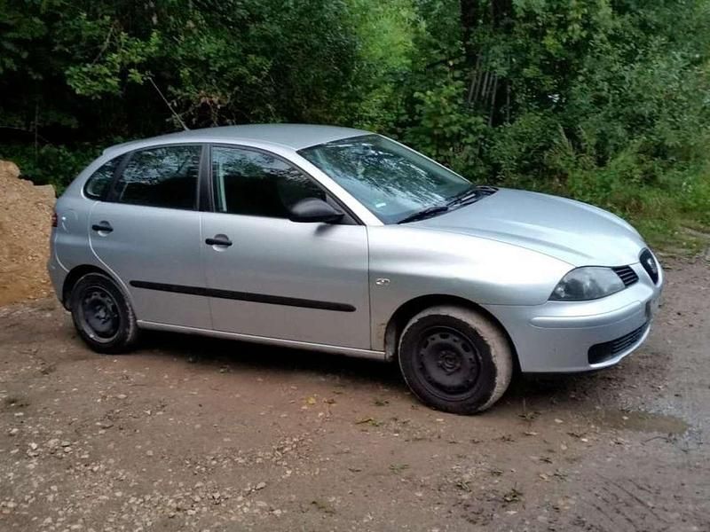 Silber Gebraucht 2005 Seat Ibiza Reference Limousine | 550 € (Superpreis) - Bild 1/3
