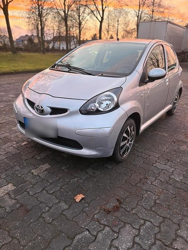 Silber Gebraucht 2005 Toyota Aygo Kleinwagen | 1.700 € (Fairer Preis) - Bild 1/4