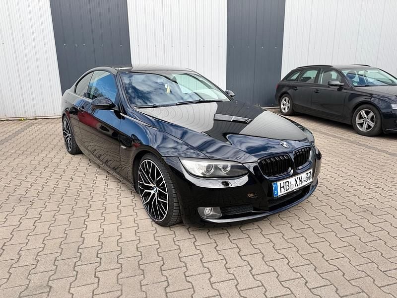 Gebraucht BMW 320 177 PS (130 kW) 2008 Schwarz Coupé