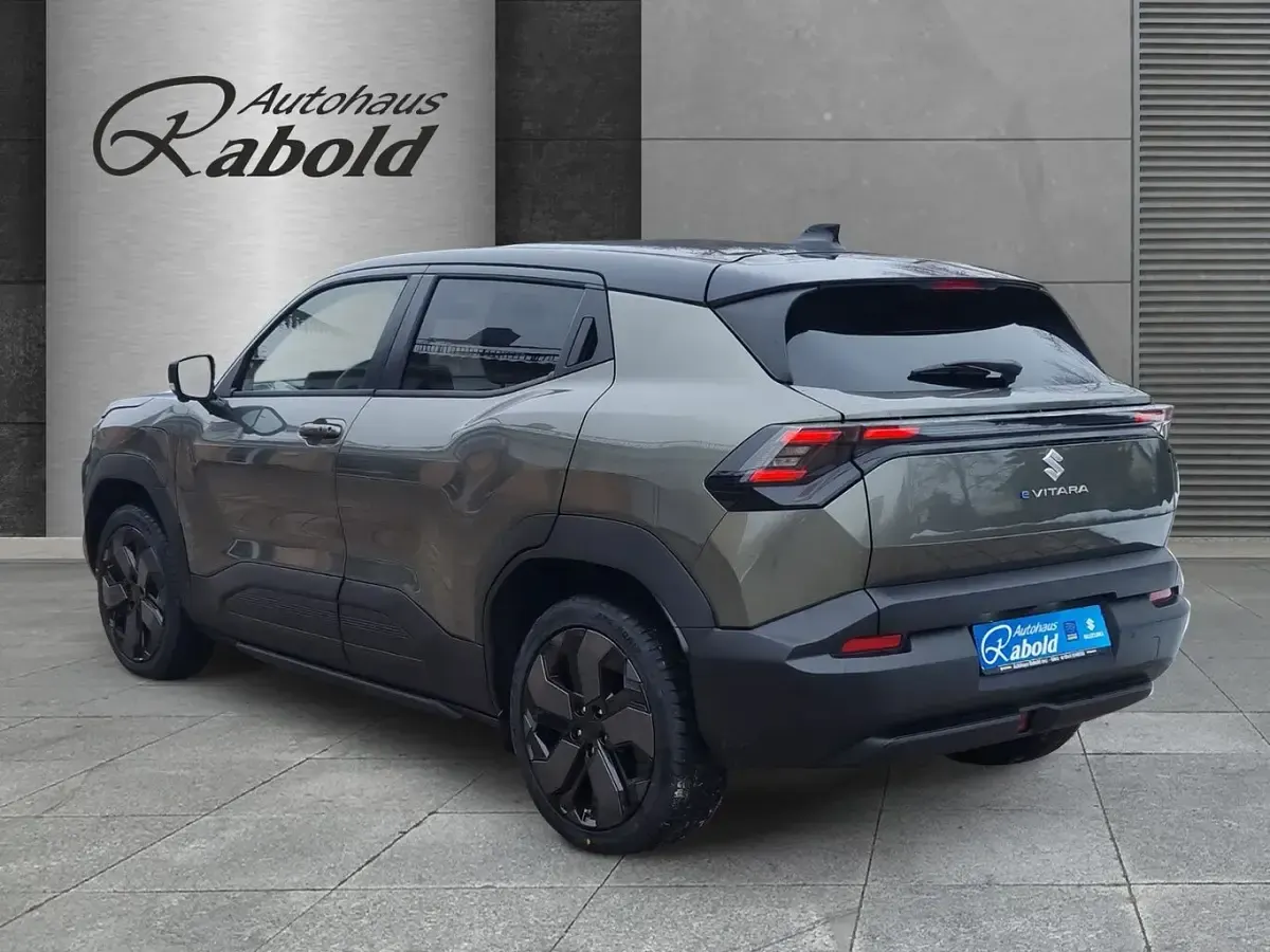 Gebraucht Suzuki e-Vitara Comfort 135 kW (184 PS) 2026 Land breeze green / black (grün) SUV