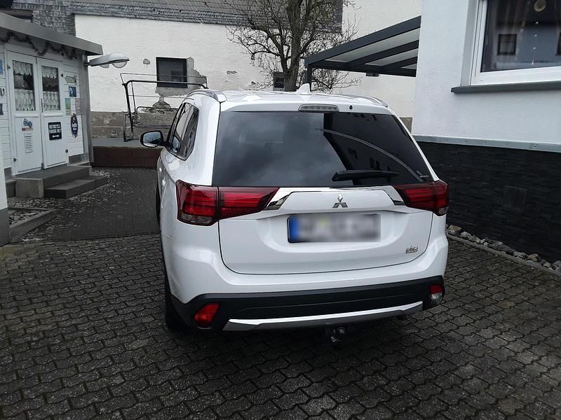 Gebraucht Mitsubishi Outlander 150 PS (110 kW) 2017 Weiß SUV