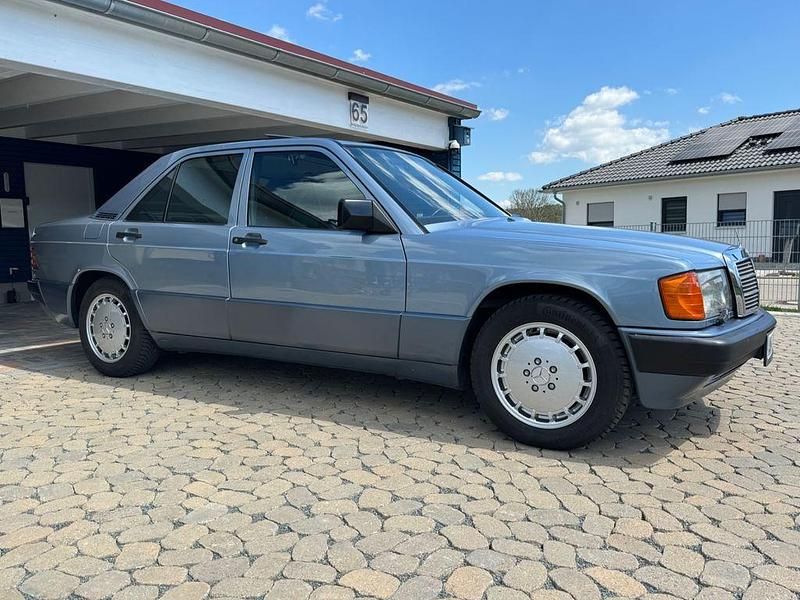 Blau Gebraucht 1989 Mercedes 190 Limousine | 15.990 € - Bild 1/4