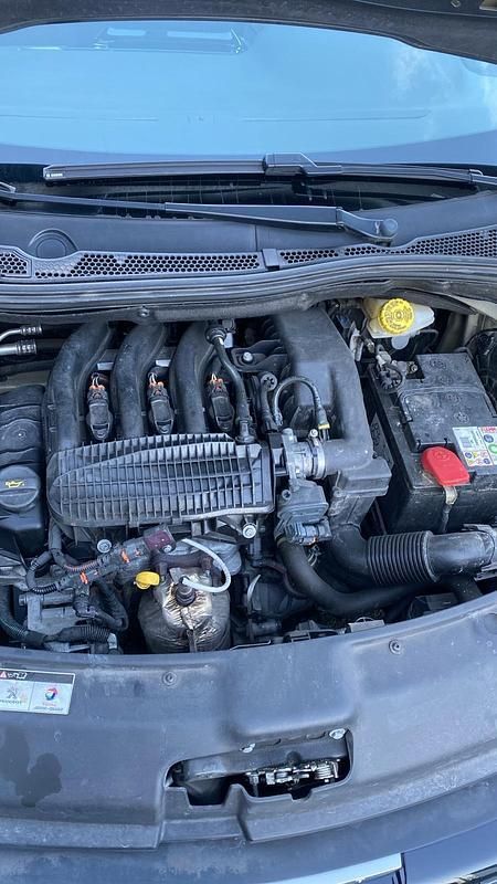 Grau Gebraucht 2017 Peugeot 208 Kleinwagen | 6.600 € (Fairer Preis) - Bild 1/4
