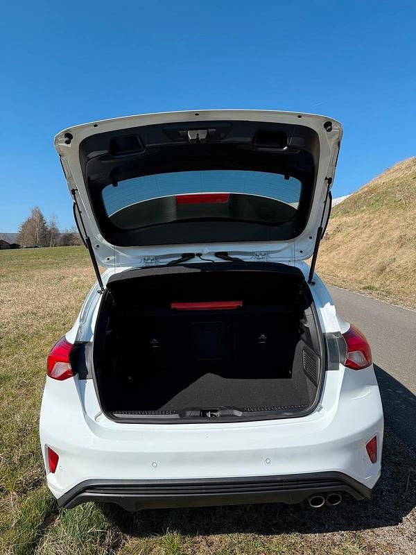 Gebraucht Ford Focus ST-Line 125 PS (91 kW) 2019 Weiß Limousine