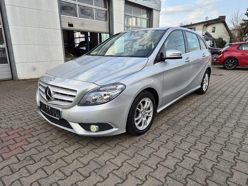 Gebraucht Mercedes B180 122 PS (89 kW) 2013 Silber Van / Kleinbus