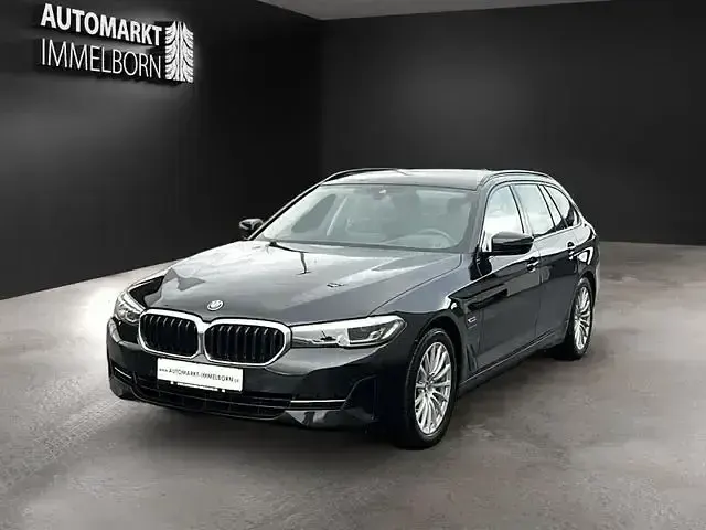 Gebraucht BMW 530e Sport Line 292 PS (214 kW) 2022 Saphirschwarz (metallic) Kombi