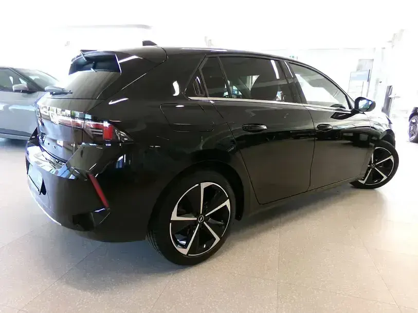 Gebraucht Opel Astra Elegance 131 PS (96 kW) 2023 Diamant schwarz Kleinwagen