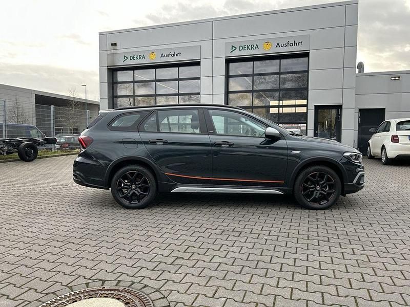 Gebraucht Fiat Tipo Cross 131 PS (96 kW) 2024 Foresta grün Kombi