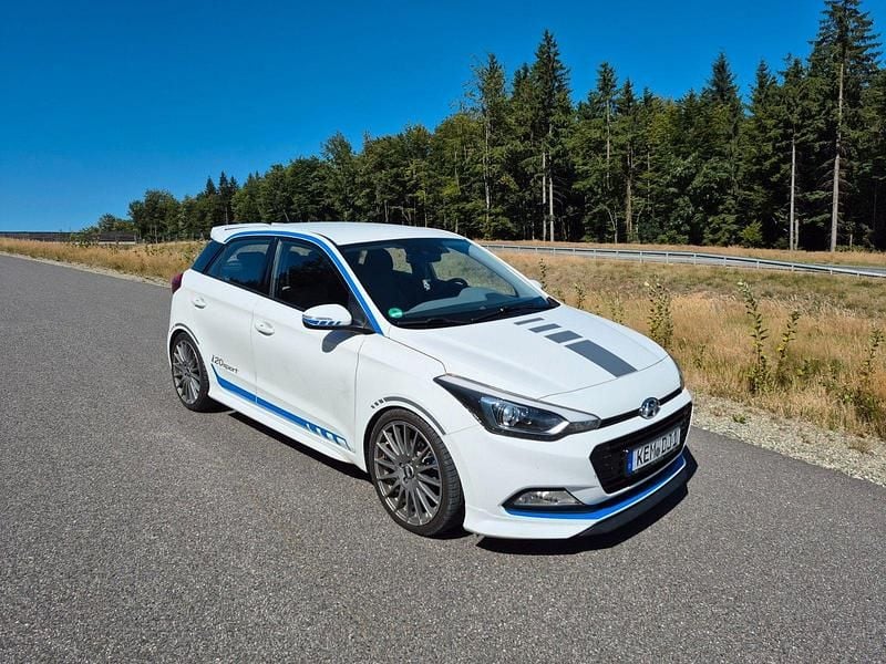 Weiß Gebraucht 2016 Hyundai i20 Active Limousine | 10.500 € (Fairer Preis) - Bild 1/4