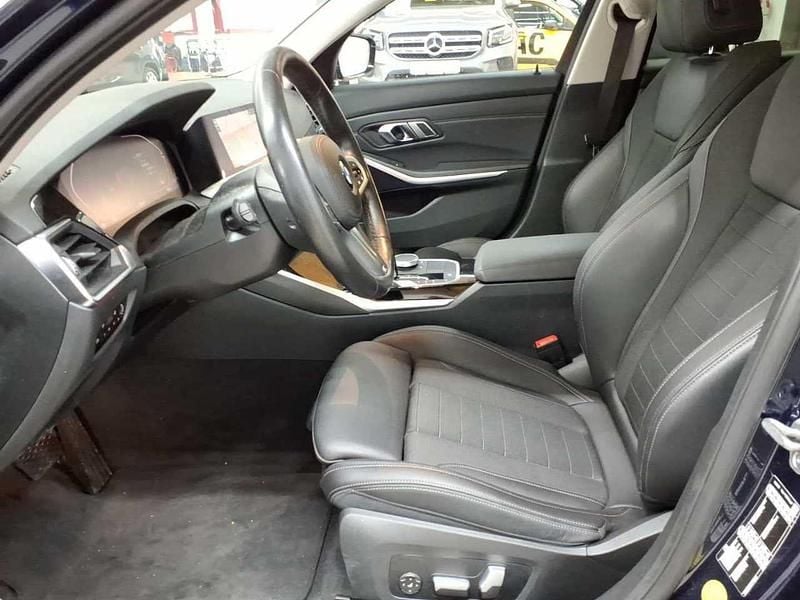 Gebraucht BMW 330 Sport Line 258 PS (189 kW) 2021 Tansanitblau ii metallic Limousine