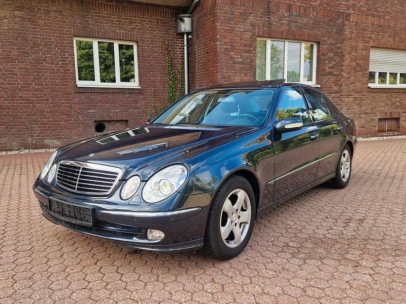 Blau Gebraucht 2004 Mercedes E200 Avantgarde Limousine | 6.990 € (Fairer Preis) - Bild 1/4