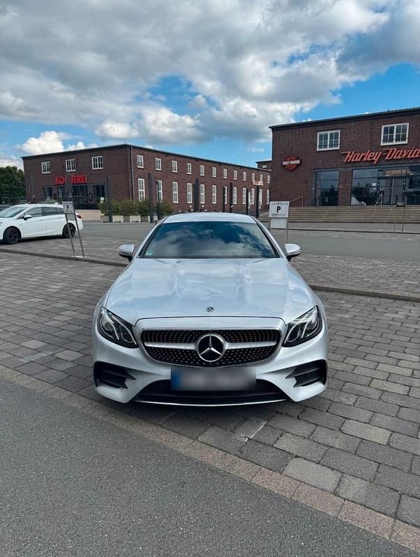 Silber Gebraucht 2019 Mercedes E300 AMG line Coupé | 29.994 € (Superpreis) - Bild 1/4