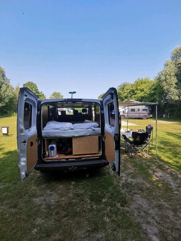 Second-hand Renault Trafic 101 CP (74 kW) 2004 Alb Monovolum