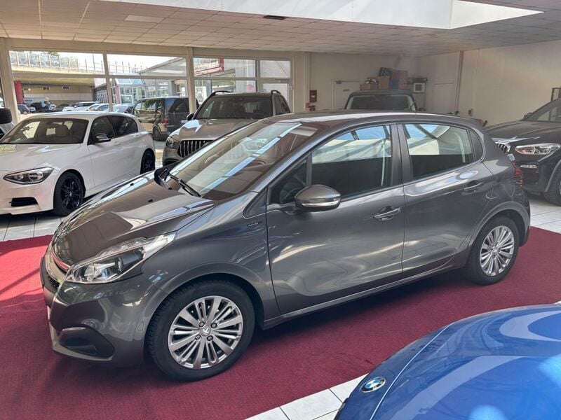 Grau Gebraucht 2019 Peugeot 208 Signature Sky Kleinwagen | 10.790 € (Etwas zu teuer) - Bild 1/4