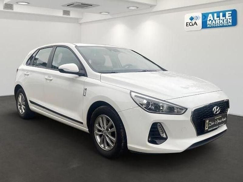 Weiß Gebraucht 2017 Hyundai i30 Select Limousine | 10.990 € (Guter Preis) - Bild 1/4
