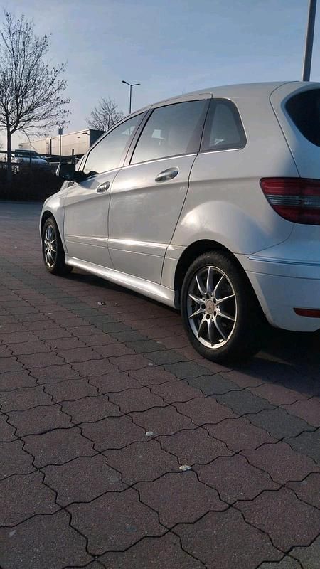 Gebraucht Mercedes B180 109 PS (80 kW) 2009 Weiß Van / Kleinbus
