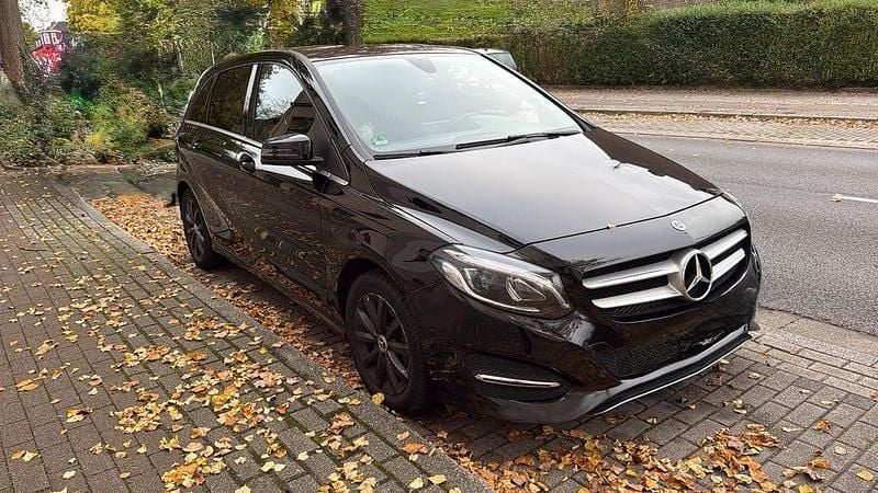 Schwarz Gebraucht 2018 Mercedes B200 Van / Kleinbus | 13.200 € (Guter Preis) - Bild 1/4