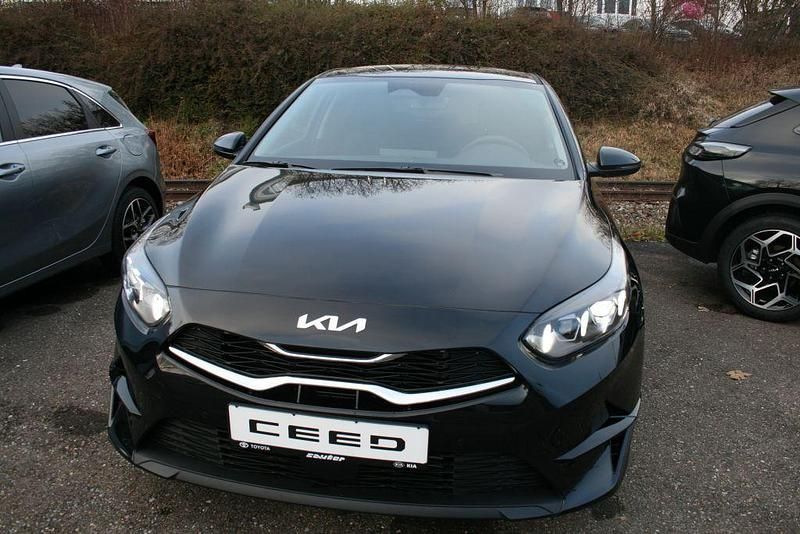 Neu Kia Ceed Style 140 PS (102 kW) 2025 Schwarz Kleinwagen