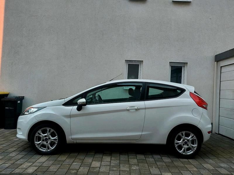Gebraucht Ford Fiesta 60 PS (44 kW) 2011 Weiß Kleinwagen